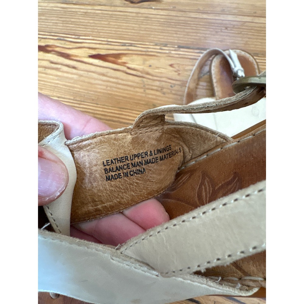 Born‎ Thong Sandals Womens Cream Leather Floral Embossed Slingback SIZE 9 - Picture 6 of 7